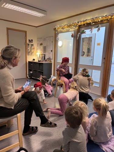 På låven sitter nissen med sin julegrøt